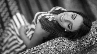 Woman wall blurry grayscale portrait - shirt free wallpaper for desktop