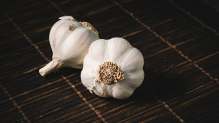 Garlic bulbs bamboo mat white - a bamboo mat free wallpaper