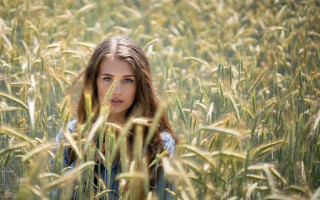 Surprised woman field blonde blue - tall grass free wallpaper