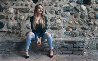 Woman sitting stone bench crossed - andrea orcagna free wallpaper