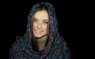 Ayshia taskin smiling portrait black - a scarf free wallpaper