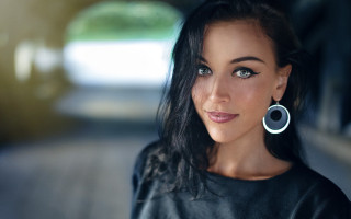 Anna hotchkis black shirt blue - realistic eye free wallpaper