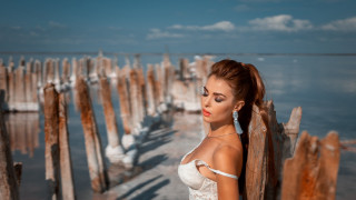 Romantic white dress fence snow - free bikini wallpaper