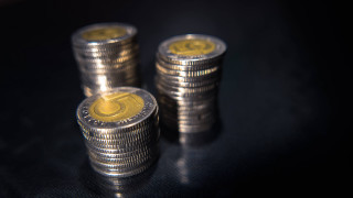 Silver coins 3d render black - a black surface free wallpaper