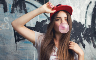 Woman red hat bubble graffiti - a red hat free wallpaper