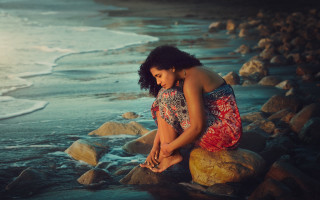 Woman ocean rock beach dark - her knee free wallpaper