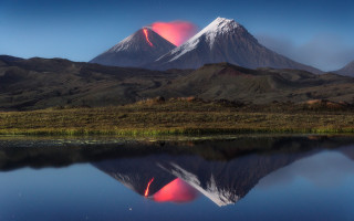 Mountain reflection pink cloud lake - a reflection free wallpaper