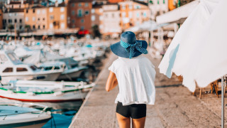 Marina sidewalk woman summer cityscape - a marina free wallpaper