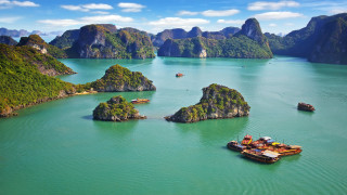 Boats mountains water scenery beach - a group of boats free wallpaper