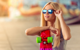 Woman sunglasses skateboard fashion blonde - sunglasses holding free wallpaper