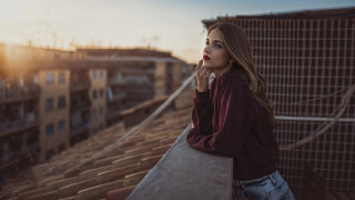 Rooftop cityscape woman blurry background - a roof free wallpaper