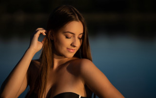 Woman blackbikini water wind portrait - the wind free wallpaper