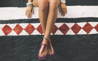 Woman sitting wall crossed sandals - egyptian art free wallpaper