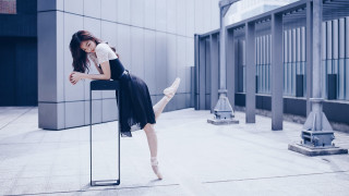 Woman black dress courtyard sculpture - symmetric balance free wallpaper