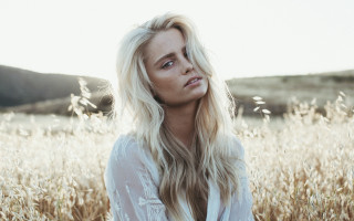Blonde woman field mountain beach - tall grass free wallpaper