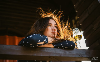 Woman wine bench portrait harding - a wooden bench free wallpaper
