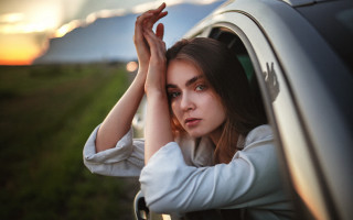 Woman sunset car window blurry - a car window free wallpaper