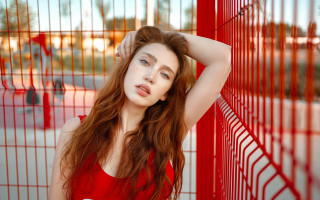 Red dress woman fence portrait - de stijl free wallpaper