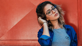 Woman glasses red wall blue - glass free wallpaper