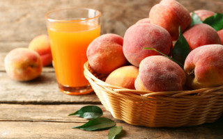 Basket peaches orange juice leaves - a wooden table free wallpaper