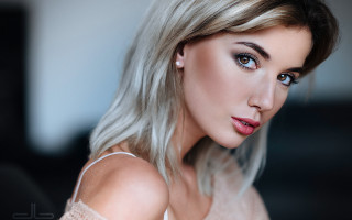 Blonde woman blue eyes portrait 2 - a white background free wallpaper for desktop