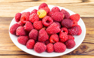 White plate raspberries wooden table - berry free wallpaper