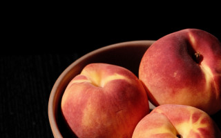 Peach bowl black background table - a table top free wallpaper