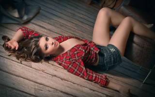 Woman red shirt black shorts - her knee free wallpaper