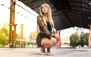 Araceli gilbert black dress kneeling - fashion photoshoot free wallpaper