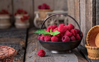 Raspberry basket leaf photorealism still - a leaf free wallpaper