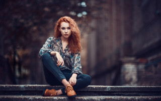 Woman sitting crossed legs portrait 8 - her knee free wallpaper