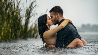 Romantic kiss water rain tallgrass - romantic free wallpaper