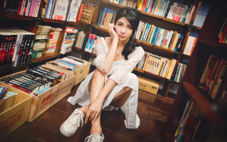 Woman sitting library bookshelf manga - a chair in front free wallpaper