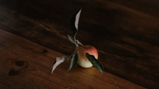 Single apple leaf wooden table - a light reflection free wallpaper