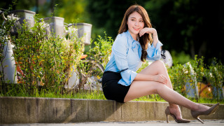 Woman sitting wall blue shirt - her chin free wallpaper