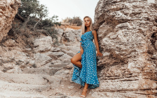 Woman blue dress cliff bare - a rocky cliff free wallpaper