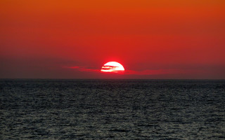 Sunset ocean red sky boat - a sunset over the ocean free wallpaper