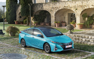 Blue toyota prius stone building - les automatiste free wallpaper