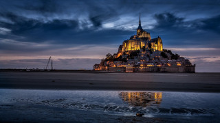 Large building tall spire nighttime - tall free wallpaper