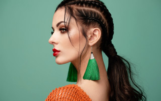Woman ponytail green tassels earrings - a pair of earrings free wallpaper