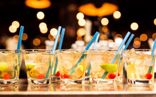 Glasses drinks table bokeh cocktail - the middle free wallpaper