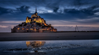 Gothic building lights reflection water - the water free wallpaper