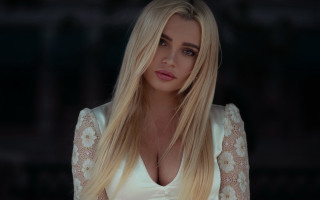 Blonde woman rococo fashion portrait - fashion photoshoot free wallpaper for desktop