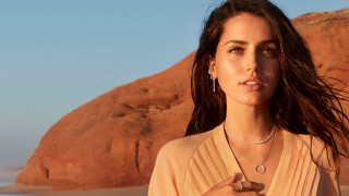 Woman beach rock jewelry solo - evert collier free wallpaper
