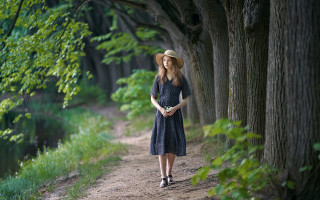 Woman hat dirt path forest - a woman in a hat free wallpaper
