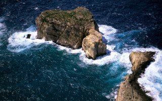 Ocean cliff rock aurora moon - a large rock free wallpaper