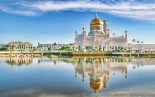 Large white building golden dome 2 - a large white building free wallpaper