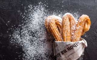 Pretzels powdered sugar black background - ceferí olivé free wallpaper