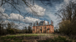 Large house forest fog autumn - a cloudy sky above free wallpaper