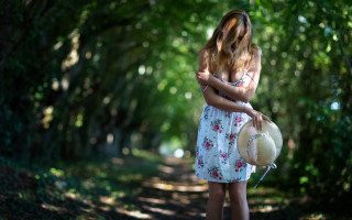 Woman dress hat woods christmas - florianne becker free wallpaper